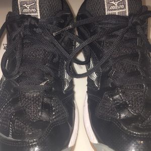 mizuno women’s wave hurricane 2 volleyball shoes